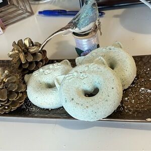 Handcrafted plumeria frankincense white blossom spring fizzy bath bombs cat